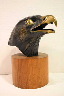 Les Perhacs Signed Limited Edition Bronze Eagle: Les Perhacs Signed Limited Edition Bronze Eagle On Wood Base. 101/250 signed in cast. 10.5" tall overall. 7.4lbs Excellent condition. Les Perhacs (Calif. 1940)