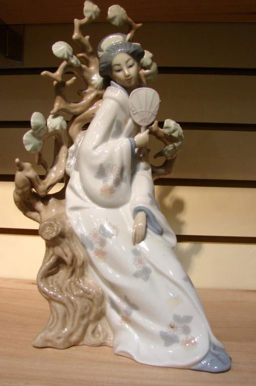 Lladro Geisha #4896: Lladro Geisha #4807 12.25" tall, issued 1972; retired 1993, hand has been repaired, see photos.