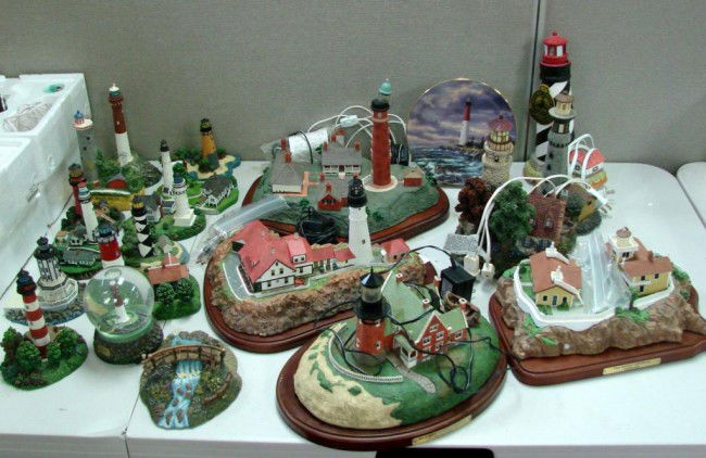 19 Danbury Mint Lighthouses + snow globe & plate: 19 Danbury Mint lighthouses, 5 large ones on wooden bases, a snow globe and collector plate. No boxes.