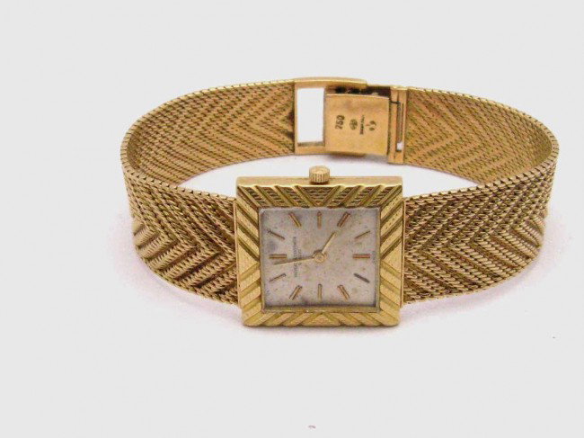 18kyg Vacheron Constantin watch: 18kyg Vacheron Constantin watch 55.4gr with sleek 23mm square case ivory stick dial, gold hands ,mechanical movement,17mm tapered herringbone band and hidden clasp. Good working condition.