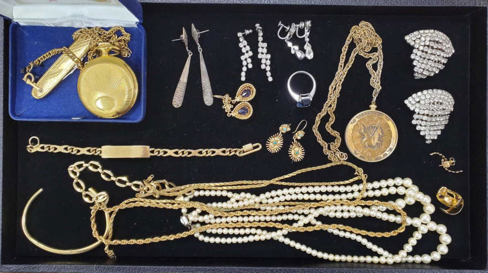 Lot of costume jewelry (1 of 3)