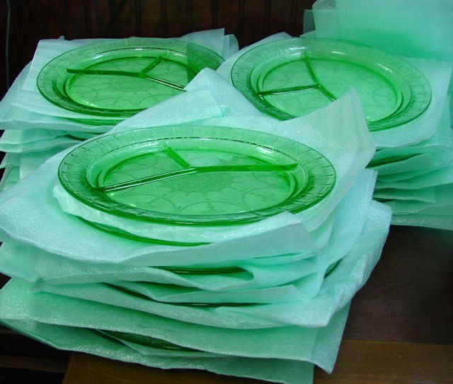 Lot of 30 Depression Glass Cameo Grill Plates: Lot of 30 green Depression Glass 10.5" grill plates, pattern is known as Cameo, ballerina or Dancing Girl. We see no chips but sold as is.
