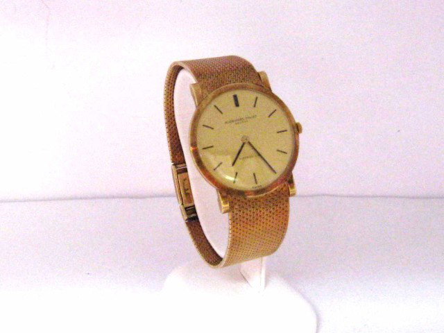 Man's 18kyg Audemars, Piguet watch: Man's 18kyg Audemars,Piguet watch 61.2gr circular gold dial with black sticks, black hands, mechanical movement, mesh band,71/2" in length and good running condition.