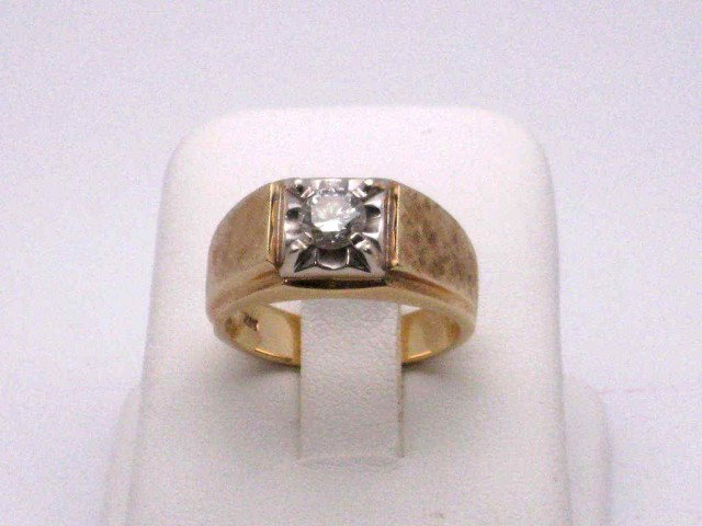 Man's 14kyg diamond solitaire ring .50ct: Man's 14kyg diamond ring 7.9gr with round diamond prong set approx. .50ct VS2 clarity H color, illusion set with Florentine sides finger size 71/4.