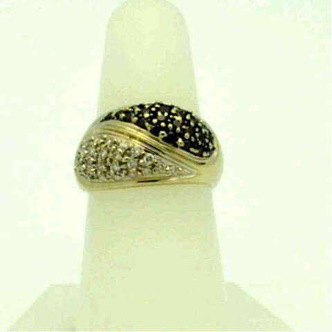 14kwg black & white diamond ring: 14kwg diamond ring 5.8gr with prong set white and black diamonds in a bypass design approx. 1ctw, finger size 7.