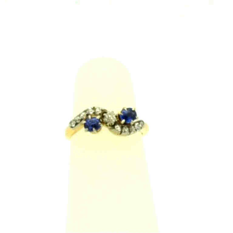 Vintage 18kyg sapphire & diamond ring: Vintage 18kyg blue sapphire and diamond ring 2.7gr, two oval shaped prong set blue sapphires .25ctw along with prong set diamonds through the center .25ctw, finger size 33/4.