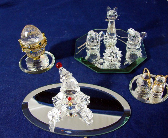 9 pcs. Swarovski: Starter Set, Clown, Egg, Teapot: 9 pcs. Swarovski - starter set (medium cat, a mouse & hedgehog) another mouse, an egg with blue garland, clown, teapot with 2 cups & 4 display mirrors. No chips.