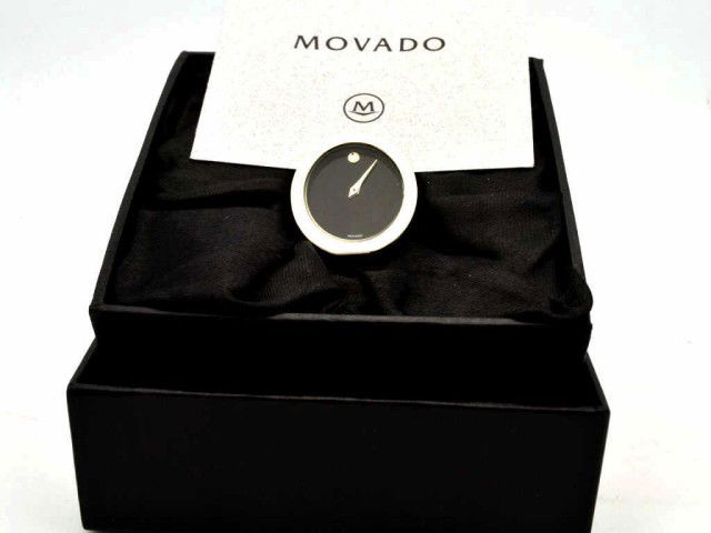 Movado Museum desk clock: Movado Museum desk clock with quartz movement complete with box.