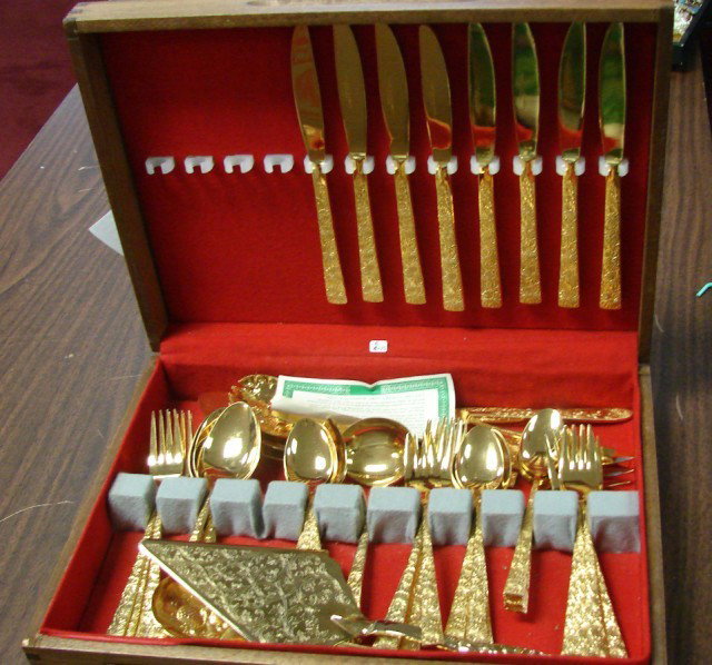 Gold plated flatware Lifetime Cutlery: Gold plated flatware in fitted box by Lifetime Cutlery, service for 8.