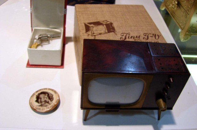 1950's TV Salt & Pepper, Mini Cap Pistol, ++: Vintage lot: Plastic Console TV salt and pepper from the 1950's, mini cap pistol and a Shirley Temple Pin.