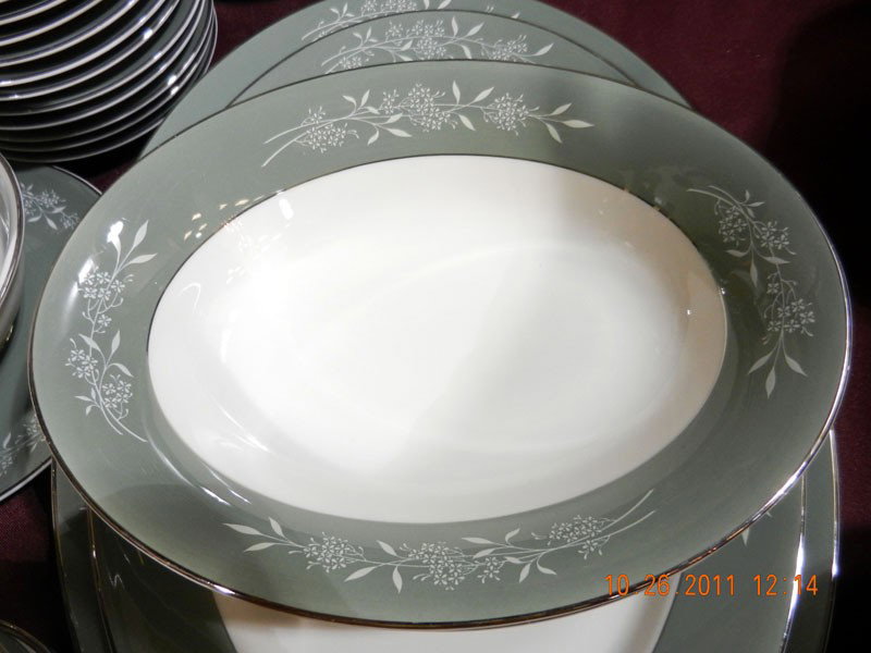 Syracuse Candlelight China Retro Look Dinnerware: Syracuse Candlelight China Retro Look Dinnerware: 15 cups; 12 ea. saucers, dinner & salad plates; 11 ea. dessert bowls, bread & butter plates; +gravy boat w/attached plate; sugar bowl w/lid; pitcher, 