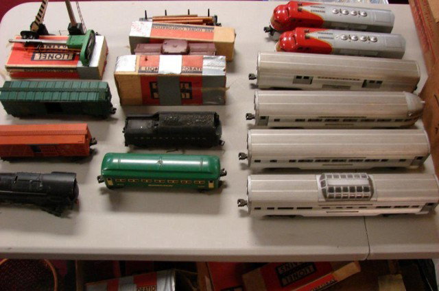 2 sets Vintage Lionel Trains, tracks & accessories: 2 sets Vintage Lionel Trains, 2 boxes of tracks & several boxes of accessories, most cars have original boxes.