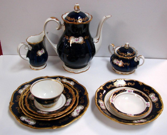 Reichenbach Porcelain Cobalt & Gilt Svc. for 12 : Reichenbach German Porcelain Cobalt & Gilt Fine Dinnerware, 12 ea: dinner, salad & bread plates, rimmed soups, fruit bowls; 11 cups & 12 saucers, 2 oval platters, round veg., cov'd veg, coffee pot, su