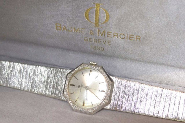 14kwg Baume & Mercier diamond watch: Vintage 14kwg Baume & Mercier diamond watch 54.3gr, silver stick dial, octagonal shaped case with diamond bezel, jeweled movement and mesh band. Comes with original box.