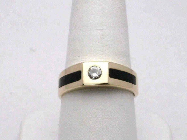 14kyg diamond & onyx ring: 14kyg diamond ring 6gr with round full cut diamond .20ct flush set with bar of black onyx on either side, 6mm in width finger size 81/2. 5.8gr