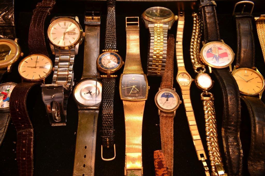Box Lot of Watches: Box Lot of Watches. Pulsar, Seiko, Fossil, Longines and Timex