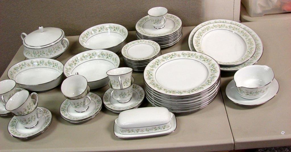 Noritake Savannah Fine China Service for 8: Noritake Savannah Fine China - 8 ea. dinner, lunch & bread plates, cups & saucers; covered butter, cov'd tureen, 2 round & 1 oval veg., 2 platters, gravy boat. No chips or cracks or utensil marks.