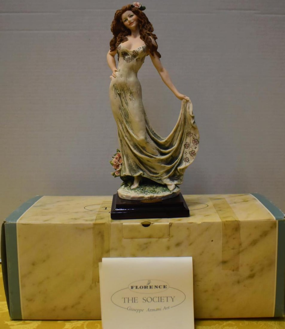 Giuseppe Armani Figurine Celebration 1260-C: Giuseppe Armani Figurine Celebration 1260-C
