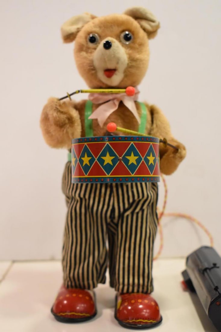 Barney Bear Drummerboy Battery Toy 1950's: Barney Bear Drummerboy Battery Toy, Japan Circa 1950's. Lighted eyes, walking motion, head turning, drummer action, single button wired remote/battery compartment. Good over all condition. Examine pho