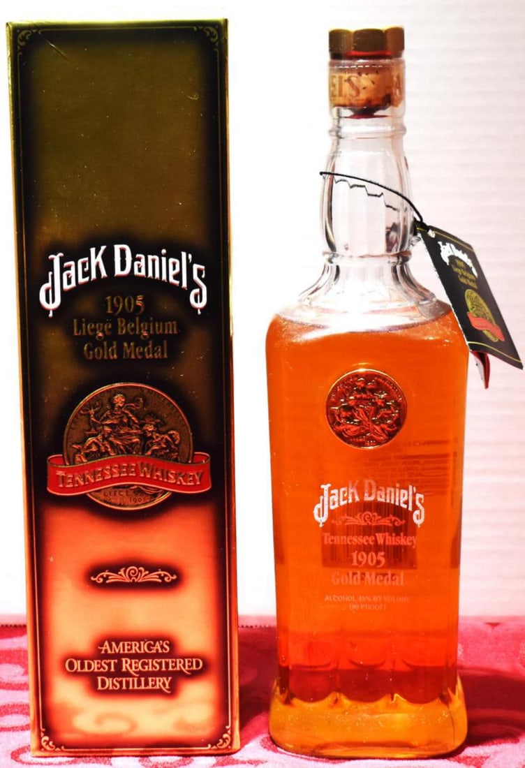 Jack Daniels 1905 Gold Medal Whiskey: Jack Daniels 1905 Gold Medal Whiskey. Comes in original box. this special bottle is th second in a series of limited edition bottling to commemorate the gold medals awarded to Mr. Jack Daniels and his