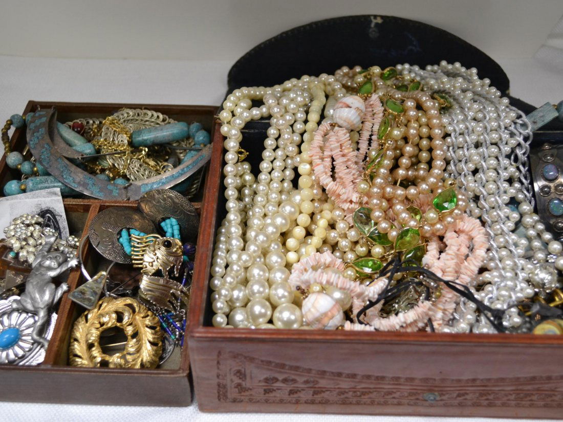 Box Lot of Costume Jewelry: Box Lot of Costume Jewelry. Beads, bracelets, necks in Mexico jewelry gift box.