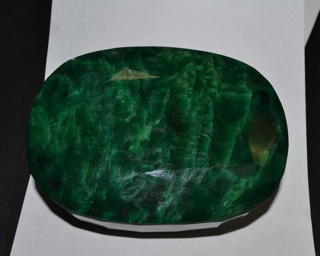 3967cts Natural Emerald Oval Stone: 3967cts Natural Emerald Oval Stone. 127 x 98 x40mm Beryl Green Polished Stone. IGL cert #20230125623