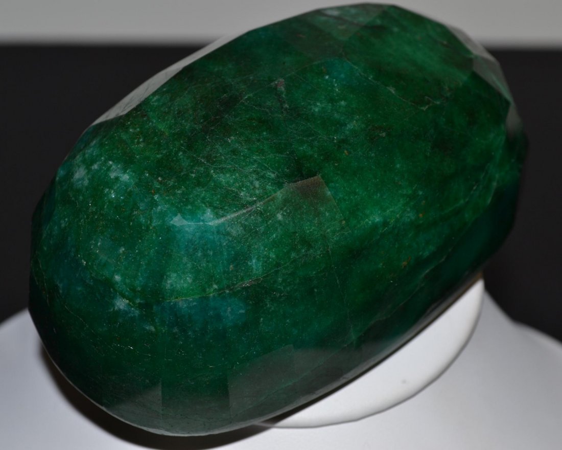 3008cts Oval Green Beryl Stone: 3008cts Oval Green Beryl Stone
