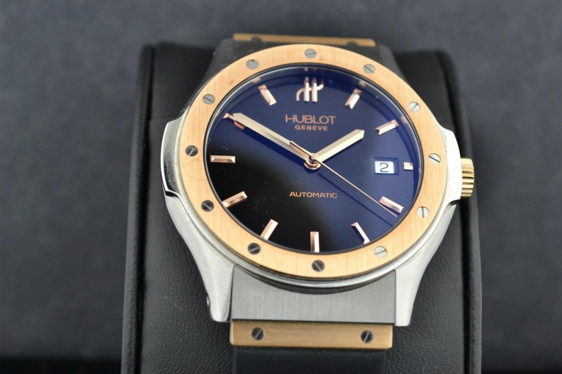18k Rose Gold HUBLOT Mans Watch: 18k Rose Gold HUBLOT Mans Watch. Classic Fusion Watch with rubber strap. Looks NEW and in the box. Geneve automatic. 41mm case, 97.8gr