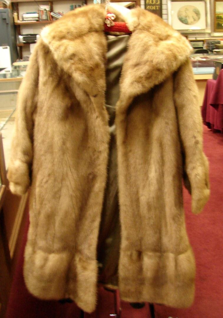 Vintage Blond Mink Fur Coat: Vintage Blond Mink Fur Coat, 40" long, approx. 20" across shoulders, fur is in good condition.