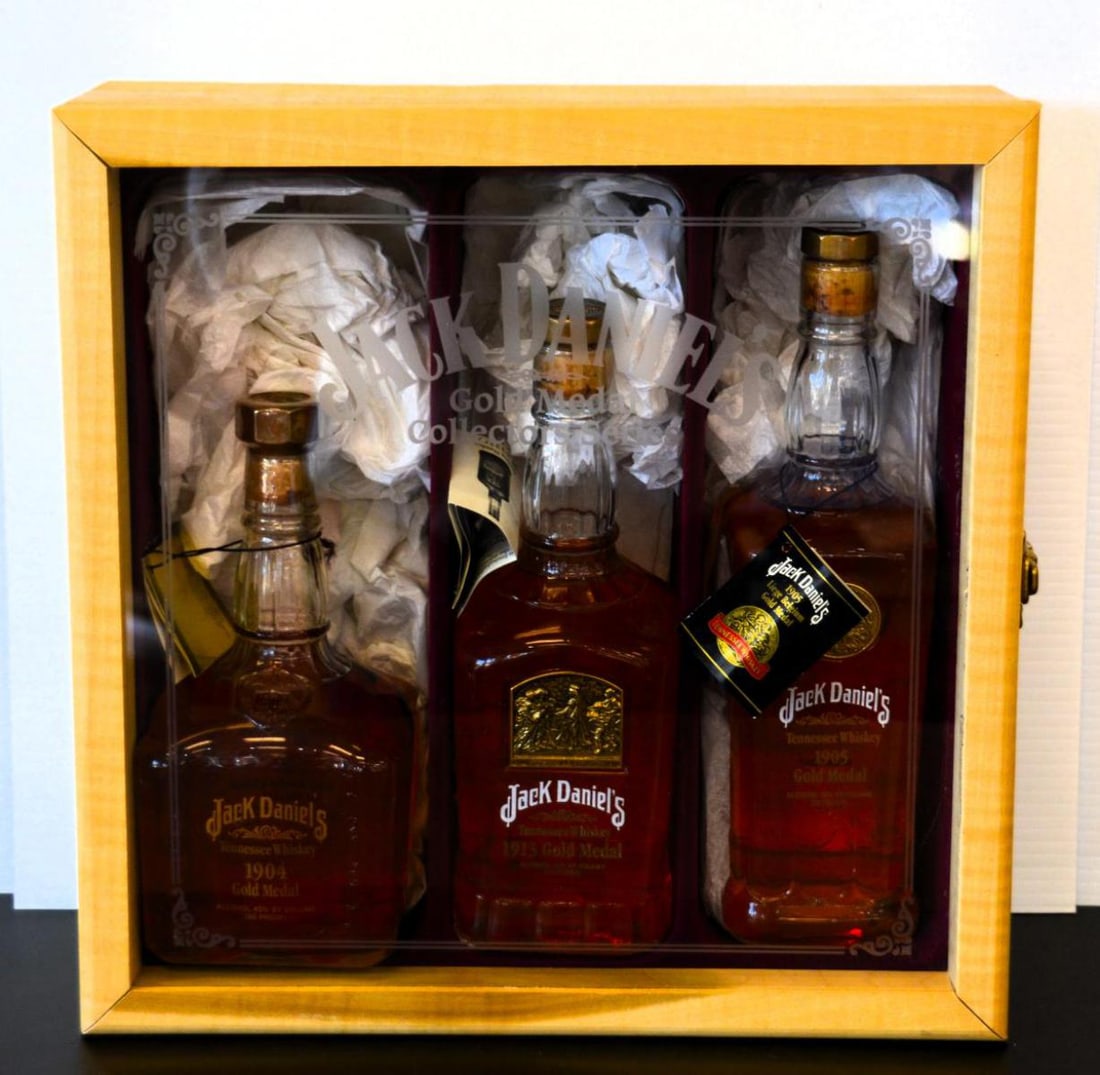 Jack Daniel's 'Gold Medal' Collectors Series Set: Jack Daniel's 'Gold Medal' Collectors Series Set 1x Jack Daniel's '1904 St. Louis World's Fair Gold Medal' Tennessee Whiskey1x Jack Daniel's '1905 Liege Belgium Gold Medal' Tennessee Whiskey1x Jack Da