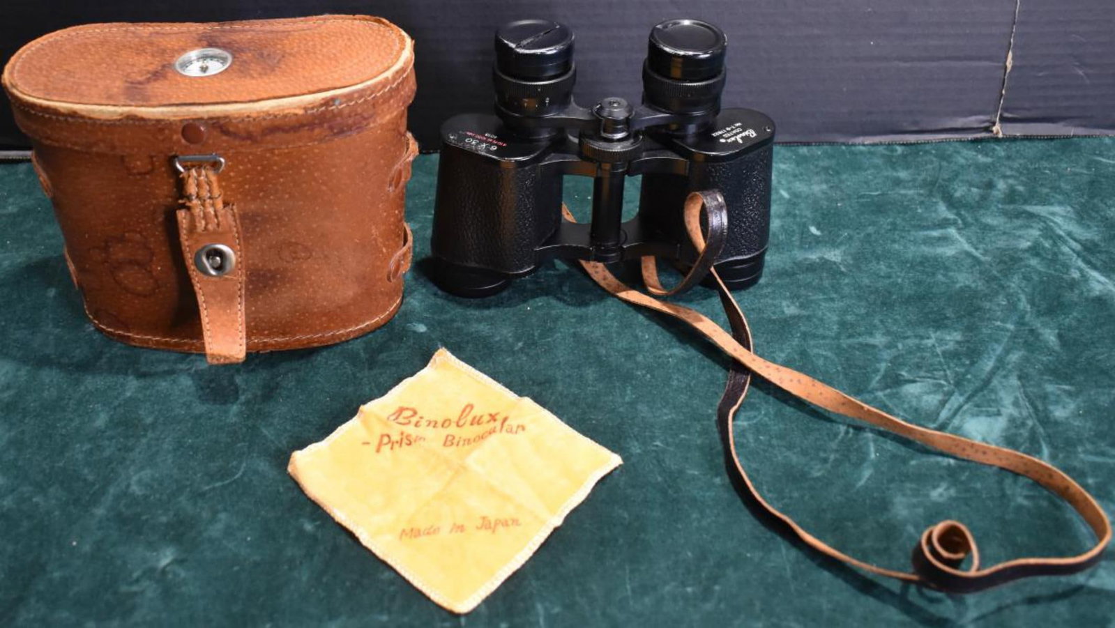 Binolux Binocular: Binolux Binocular. Made in Japan Coated No.T-9 17622. 6x30 410ft at 1000 yards 4013. One of the cover caps to the lens is cracked. Leather Binolux binocular case. Not the right case for the binocular.