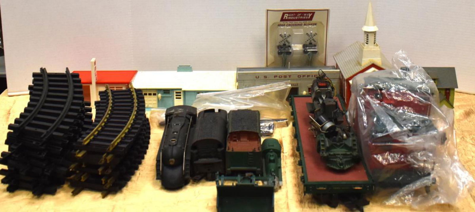 Lot of & Train accessories (1 of 2)