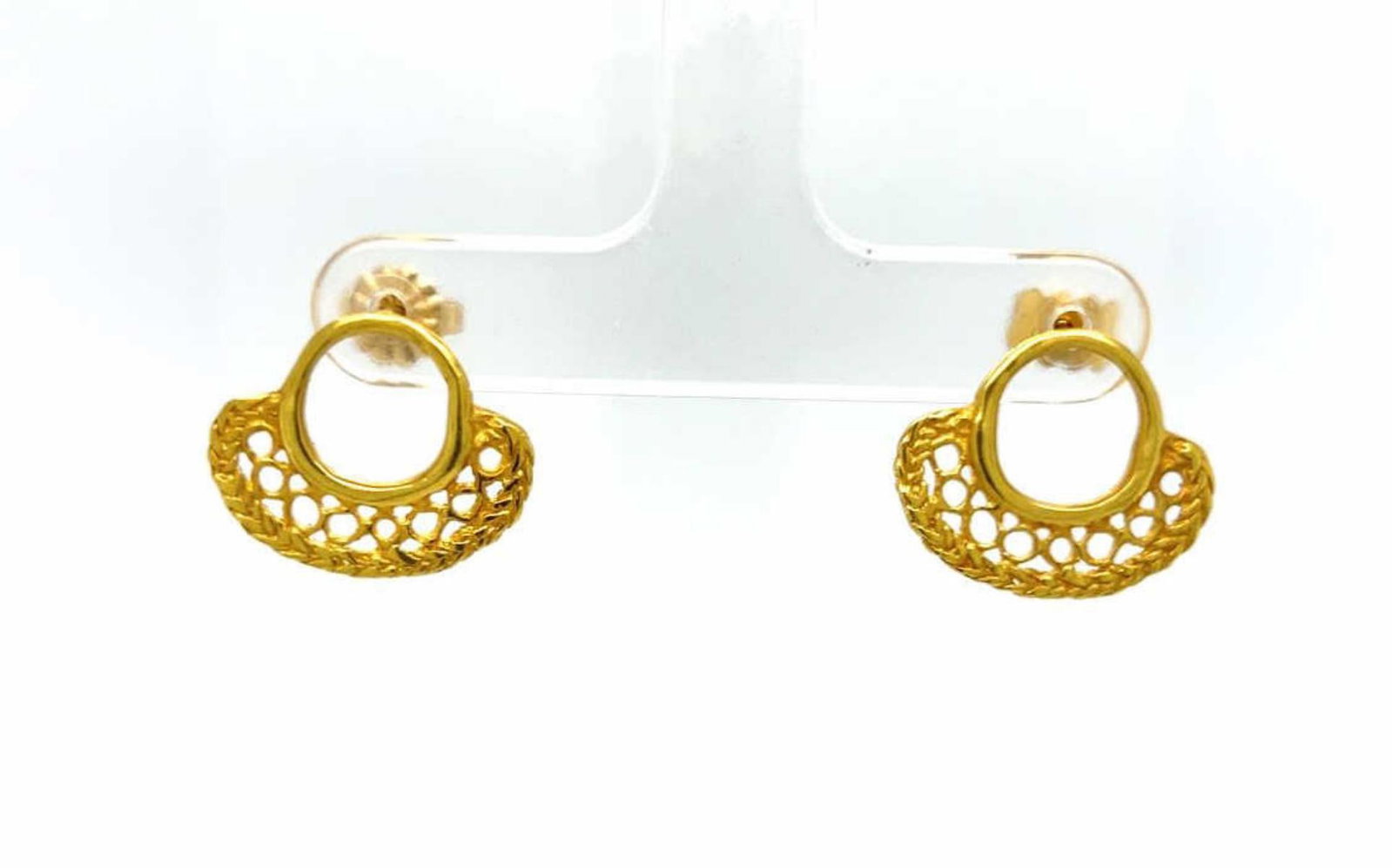 22kt yellow gold Gold Earrings: Lady's 22kt yellow gold filigree style earrings featuring a scrolling fan design. Length 3/4". Weight 3.0 grams