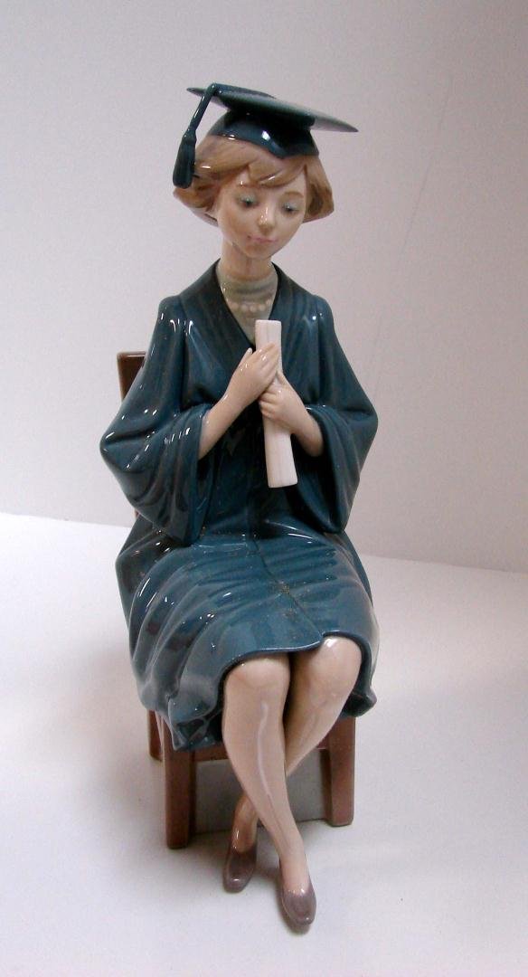 Lladro Girl Graduate #5199: Lladro Girl Graduate #5199, 9,75" tall, issued 1984; original box (old - has original straw packing.)