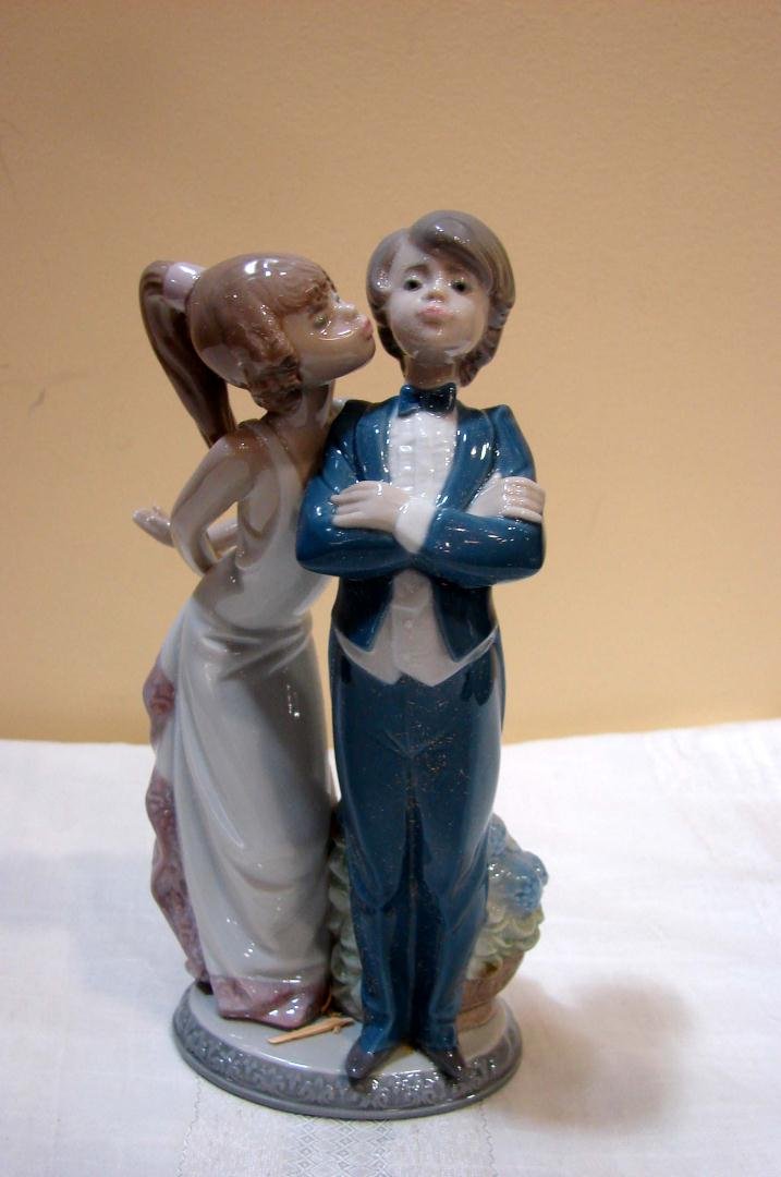 Lladro "Let's Make Up" - Boy and Girl: Lladro "Let's Make Up" - Boy and Girl, 7.75" tall; issued 1989. Original box (with straw packing).