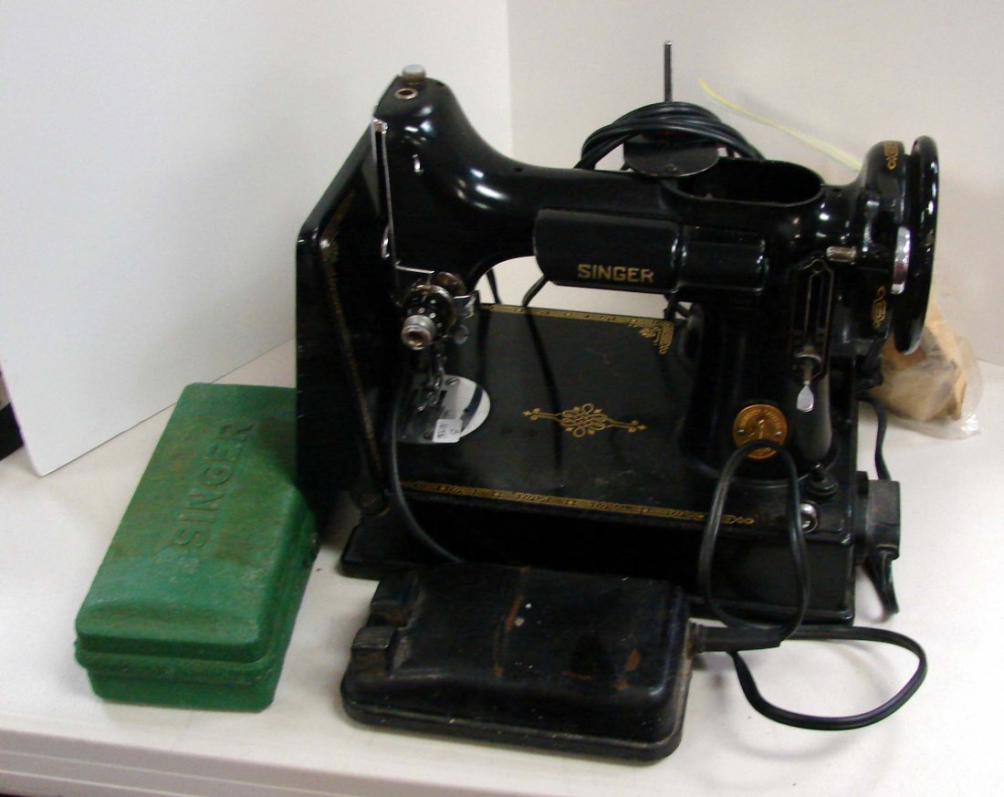 Vintage Miniature Sewing Machine w/accessories: Vintage Miniature Sewing Machine w/accessories