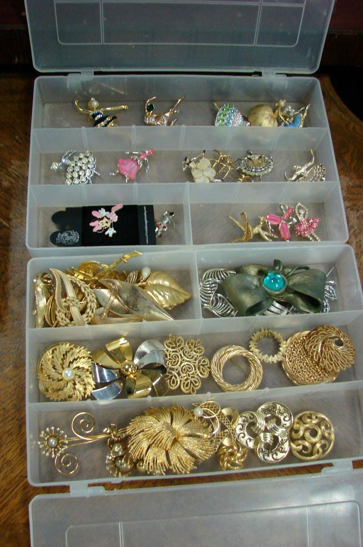 Vintage lot of Costume Jewelry Pins: Vintage lot of Costume Jewelry Pins, including ballerina pins, rhinestone, capiz shell, enamel, goldtone, etc.