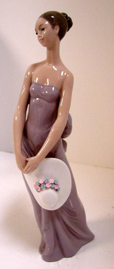 Lladro Bride's Maid #5598: Lladro Bride's Maid #5598, 8.5", issued 1989; original box (with straw packing.).