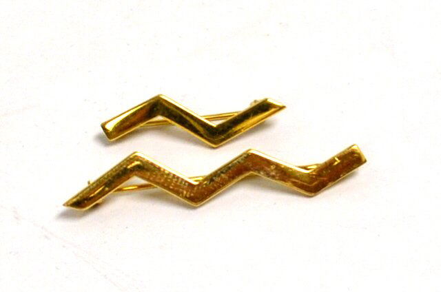 2-18kyg Tiffany Elsa Peretti Pins: 2-18kyg Elsa Peretti pins for Tiffany & Co, zig zag design one measuring 13/4" and 1" in length. 5.1gm