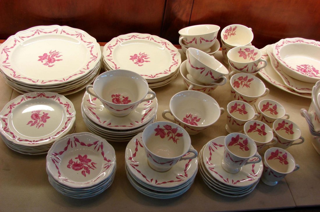 Wedgwood Svc. for 6 Husk Pattern incl. Tureen: Wedgwood Queens Ware Svc. for 6 Husk Pattern: 6 ea. dinner, salad & bread plates, cup & saucer, cream soup & saucer, demi cup & saucer (one chip on cup), platter, veg. dish, cake dish, gravy boat, cov