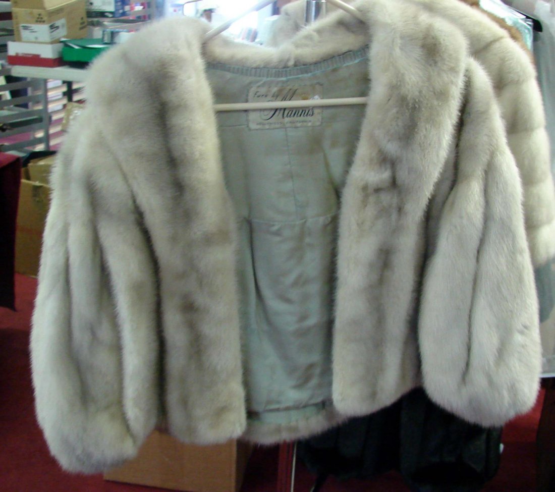 Lot of Mink & Fox Fur Wraps, Capes, etc.: Lot of Mink & Fox Fur consisting of 1 light brown mink color, blond mink collar with matching cuffs, mink stole, blond mink stole, blond mink cape, fox wrap.