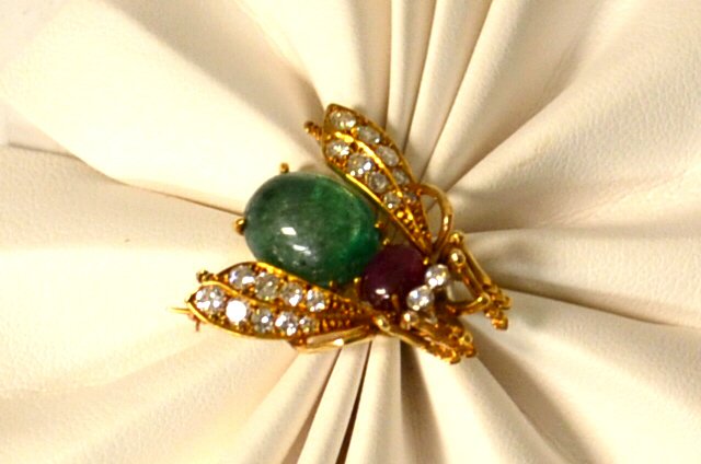 14kyg Bee Brooch Van Cleef & Arpel: 14kyg bee brooch by Van Cleef & Arpel with cabochon emerald belly measuring 13x9mm, along with cabochon ruby measuring 6x4mm. Wings contain 16 round diamonds weighing approx. 1ctw along with the eyes
