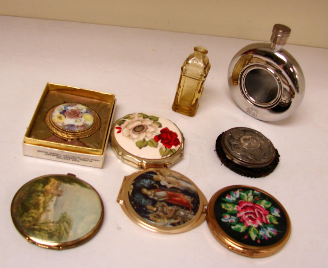 Lot of Vintage Compacts: Lot of vintage compacts