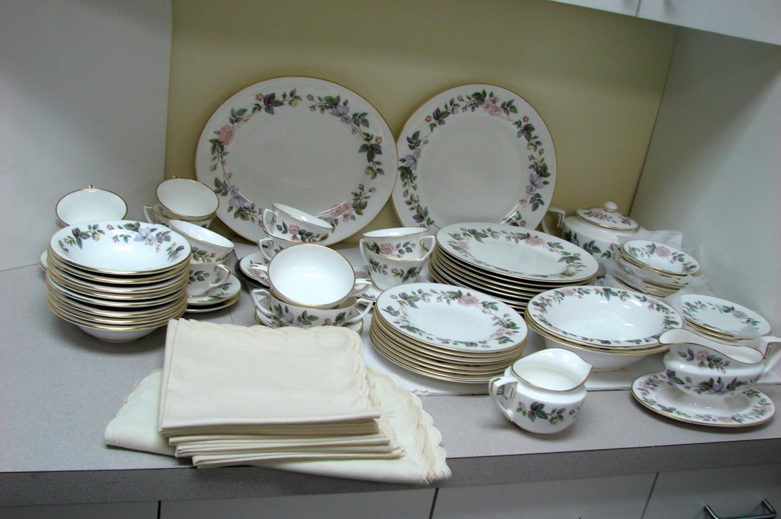 Royal Worcester June Garland - 76 pieces: Royal Worcester June Garland - 8 dinner plates, 8 lunch and 10 bread plates, 12 fruit & 8 soup bowls, 12 saucers (1 chip), 10 cups, 2 cream soup, 1 round & 1 oval platter, 2 oval veg., gravy boat, cre