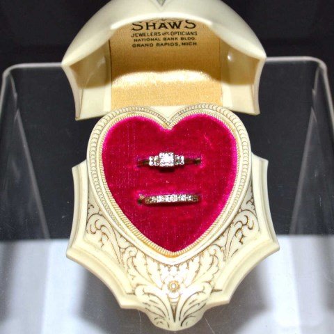 14kyg Keepsake Diamond Bridal Set: Vintage 14kyg Keepsake bridal set with one .06ct diamond center stone with floral accents and on the wedding band. Comes with original box. 2.8gm