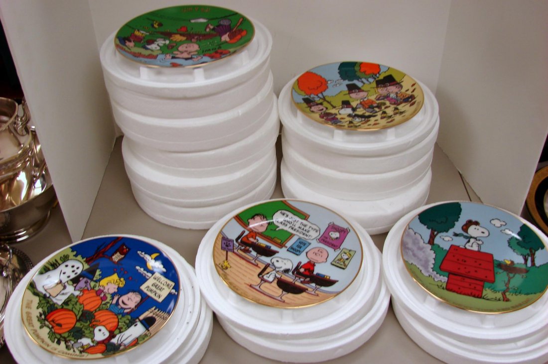 12 Danbury Mint Snoopy Plates in original packing: 12 Danbury Mint Snoopy Plates in original packing - like new.