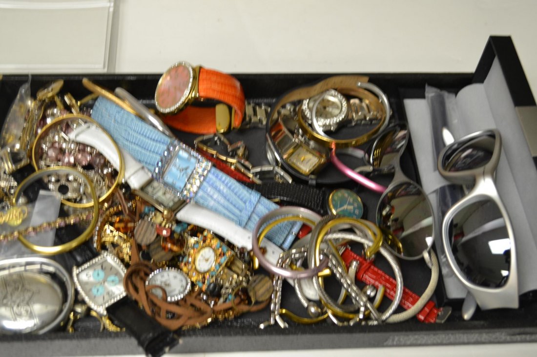 Lot of Costume Jewerly: Lot of costume jewelry watches, bangles, bracelets, cuff links,2pr new Oakley sunglasses and more.