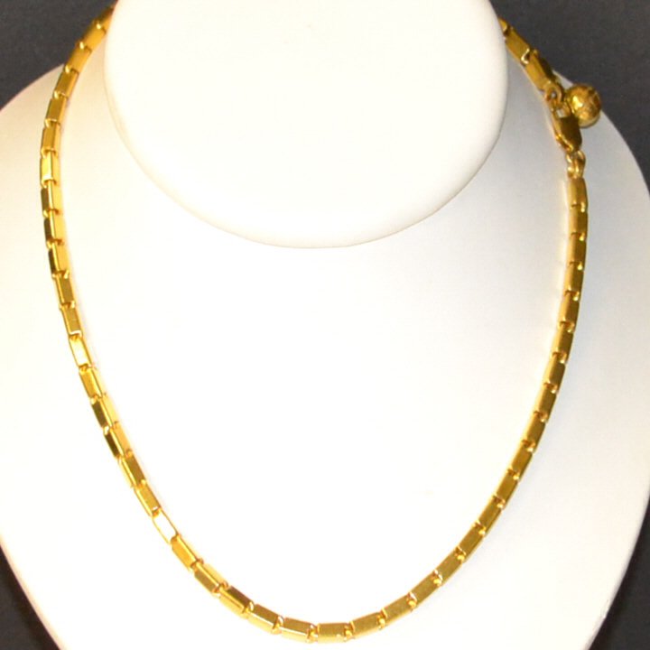 22kt gold Baht chain and bracelet: 22kt yellow gold Baht chain 18" and bracelet 7.5". Can we worn together as one long chain. Weight 82.2 grams.