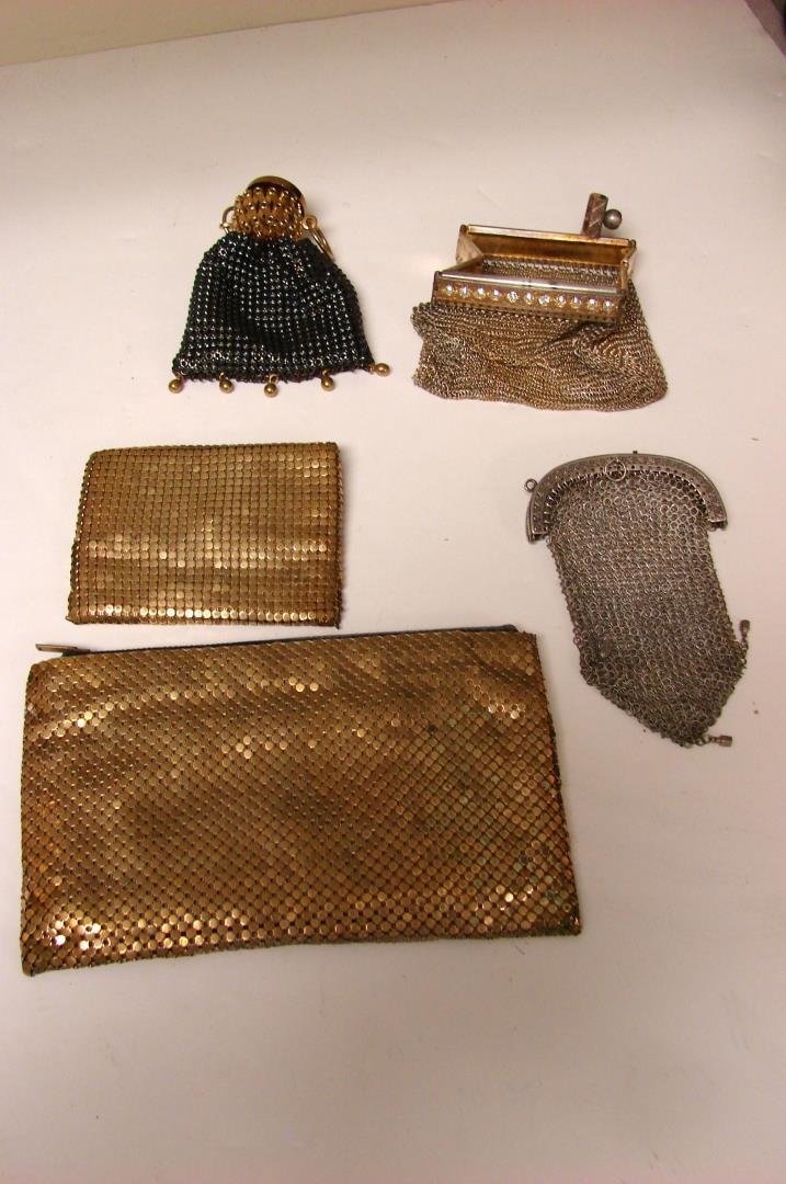3 Vintage Mesh Purses, 2 gold chain mail bags: 3 Vintage Mesh Purses, between 3 & 3 1/2" long, 2 gold chain mail bags