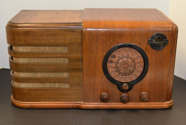 1930's Montgomery Ward Airline Tube Radio: 1930's Montgomery Ward Airline Tube Radio, MOD 306 Eye Tube Set, Telephone Dial. When plugged in tubes light up, speaker works, contacts need to be cleaned. size is approx 18 1/2" w x 10" t x 8 1/2" d